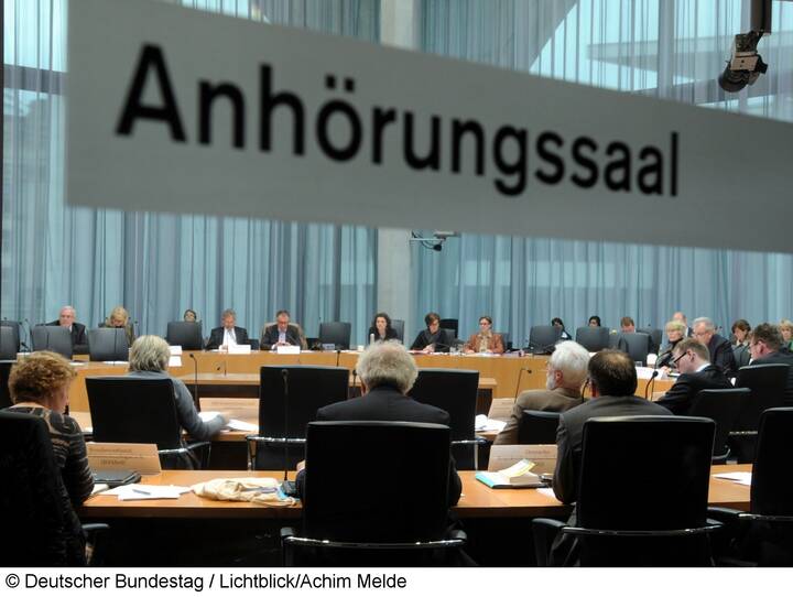GKV-Spargesetz: Koalition entschärft Kürzungen bei Kliniken und Pflege