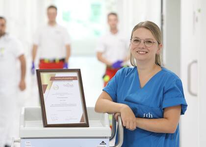 Pia Kling vom SRH Klinikum Sigmaringen wurde mit dem DGINA-Notfallpflegepreis 2025 ausgezeichnet. Ihre prämierte Abschlussarbeit zur strukturierten Versorgung von Borderline-Patienten überzeugt mit Fachkompetenz und Menschlichkeit. Pia Kling vom SRH Klinikum Sigmaringen wurde mit dem DGINA-Notfallpflegepreis 2025 ausgezeichnet. Ihre prämierte Abschlussarbeit zur strukturierten Versorgung von Borderline-Patienten überzeugt mit Fachkompetenz und Menschlichkeit.