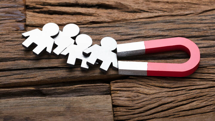 922106872 Mit diesen 7 Strategien bleiben Mitarbeiter in der Pflege