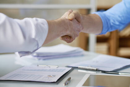 Nach vier langen Runden gibt es eine Einigung. Doch die Arbeitnehmer haben nicht alles durchgesetzt.