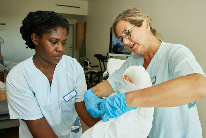 Schleswig-Holstein will Geflüchtete vom ersten Tag an wie potenzielle Fachkräfte behandeln. Das soll vor allem der Pflege zugute kommen. 