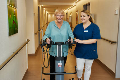 DKG und GKV legen den süV‑Leistungskatalog fest: internistisch‑geriatrische Basis, Pflegeleitung verworfen, APN‑Rollen möglich.