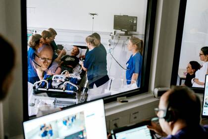 Die Städtischen Kliniken Mönchengladbach haben ein Simulationszentrum aufgebaut, in dem die Teilnehmer multidisziplinär Notfalltrainings absolvieren. 