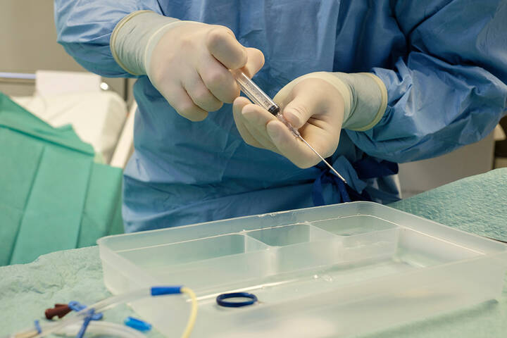Weil Pflegefachpersonen in der Anästhesie fehlen, übernehmen aushilfsweise Narkoseärzte Pflegeaufgaben.