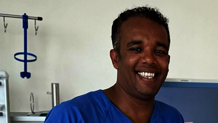 Daniel Eskindir ist aus Eritrea geflohen. In Deutschland hat er zunächst eine Ausbildung zum Gesundheits- und Krankenpfleger absolviert. Jetzt arbeitet er in der Intensivpflege. 
