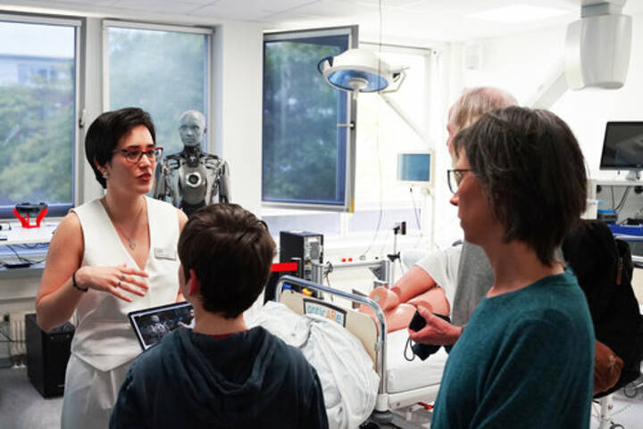In der zweiten Förderphase steht die Einführung innovativer Pflegetechnologien in verschiedene Pflegesettings im Fokus. 