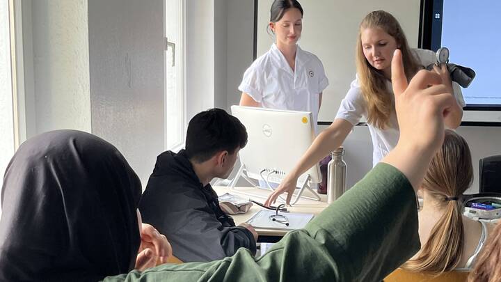 Die Kampagne #PflegeJetztBerlin stärkt die Pflegeausbildung in Berliner Schulen. Ausbildungsbotschafter geben Einblicke und fördern Nachwuchs.