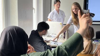 Die Kampagne #PflegeJetztBerlin stärkt die Pflegeausbildung in Berliner Schulen. Ausbildungsbotschafter geben Einblicke und fördern Nachwuchs.