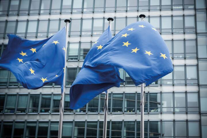 Das EU-Parlament fordert bessere Arbeitsbedingungen und Mindeststandards für Pflegekräfte. Ein "Care Deal" – mit Fokus auf Ausbildung, digitale Kompetenzen, soziale Absicherung und bessere Arbeitsbedingungen – ist für 2027 geplant.