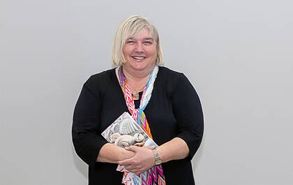 Birgit Pätzmann‑Sietas erklärt, warum das Wahlrecht in der Pflegeausbildung aus ihrer Sicht unverzichtbar bleibt. Sie warnt vor einer Zersplitterung der pädiatrischen Weiterbildungen in den Ländern und fordert die konsequente Umsetzung des Pflegeberufegesetzes.