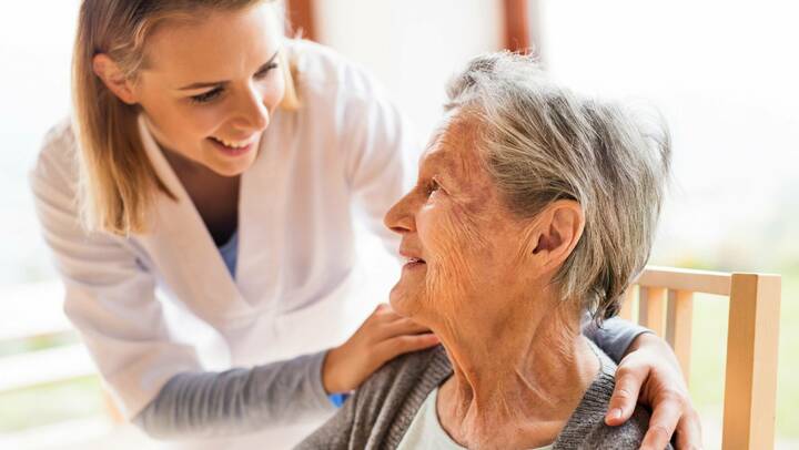 Neue Richtlinien regeln, wie Pflegeeinrichtungen die ab 1. September geltenden Zulassungsvoraussetzungen bei der Entlohnung von Personal erfüllen können. 