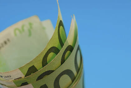 Die Löhne für beruflich Pflegende steigen um 4,9 Prozent. Das ist gut für die Beschäftigten, erhöht aber die Eigenanteile für Heimbewohnende und Pflegebedürftige zu Hause deutlich.