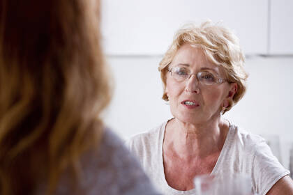 Sahra Wagenknecht fordert eine abschlagsfreie Rente mit 60 für Pflegekräfte und andere Beschäftigte mit jahrzehntelanger körperlich harter Arbeit. Damit soll die Attraktivität der Pflege steigen und der Fachkräftemangel bekämpft werden.