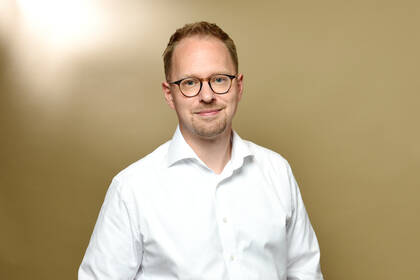 Die Debatte um Generalistik, Wahlrecht und berufspolitische Einflussmöglichkeiten zeigt tiefe Strukturprobleme in der Pflege. Das Editorial ordnet Positionen ein und beleuchtet die Frage, warum fehlende Selbstverwaltung zur "strukturellen Ohnmacht" der Profession führt.