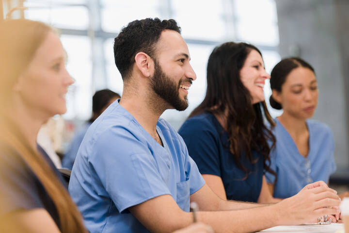 Niedersachsens Gesundheitsminister Philippi stellt die generalistische Pflegeausbildung infrage. Der DBfK hält dagegen und verweist auf Rekordzahlen bei Ausbildungsverträgen.