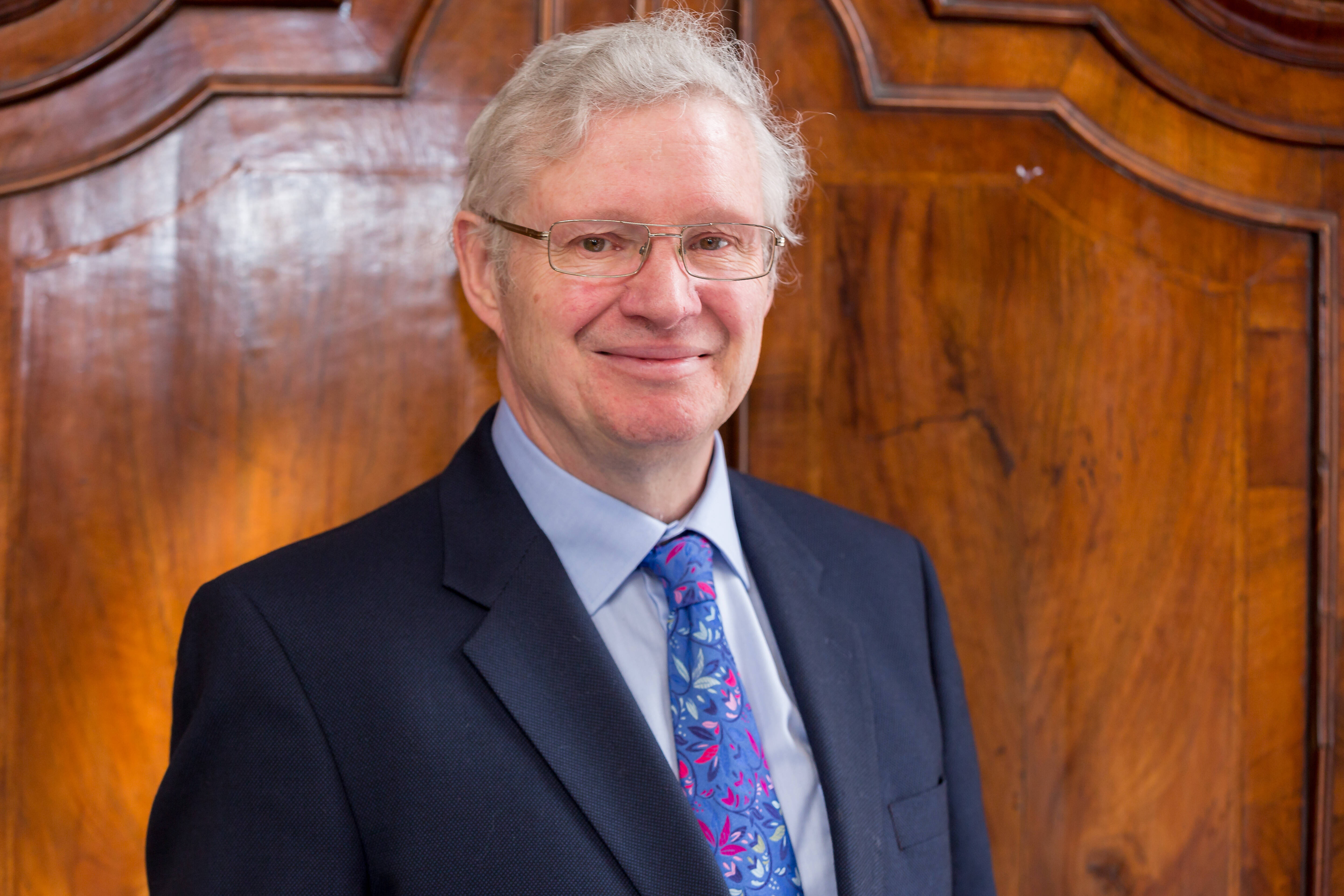 Globale Pflegekampagne Lord Nigel Crisp ruft zur Teilnahme an