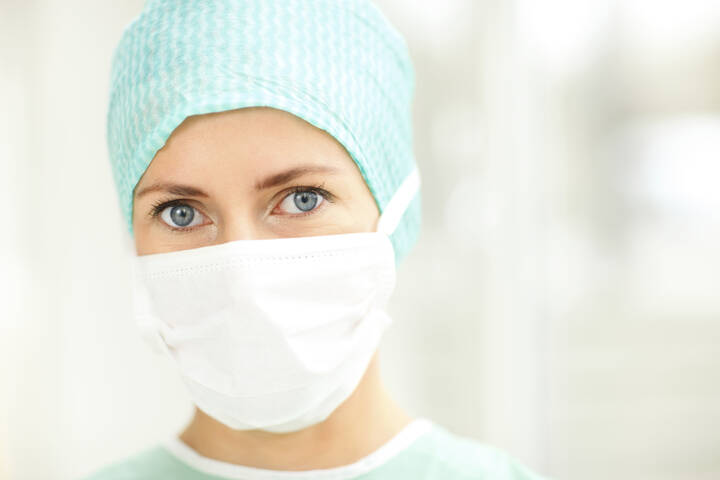 Pflegeverbände äußern sich immer besorgter über den Notstand an geeigneter Schutzausrüstung für Pflegepersonal wie Mundschutz oder Einmalhandschuhe.