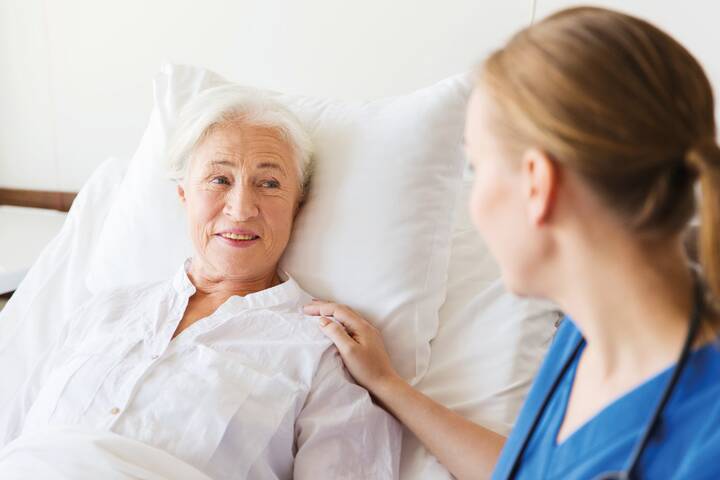 Thüringens Gesundheitsministerin Katharina Schenk hat einen umfassenden Pflegeentwicklungsplan angekündigt, der Ziele und Maßnahmen für die Pflege bis 2030 festlegt.