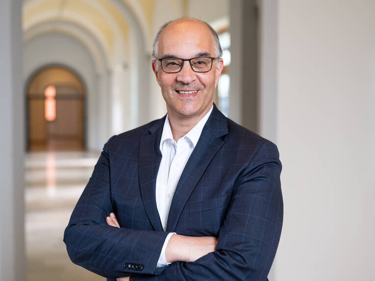 Zehn Jahre Landespflegekammer Rheinland-Pfalz: Präsident Dr. Markus Mai zieht Bilanz – von den Anfängen der Kammerbewegung bis zu aktuellen Herausforderungen wie Beitragsdebatten und Mitgliederbindung.