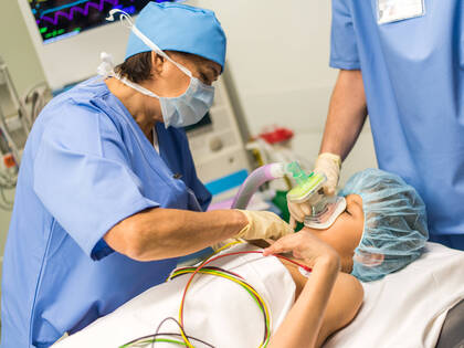 Die neuen ERC‑Leitlinien aktualisieren zentrale Empfehlungen zum Pediatric Life Support. Der Beitrag erläutert Besonderheiten in Anatomie, Atemwegsmanagement, Reanimationsqualität, Medikamentengabe, Teamkommunikation und Postreanimationsbehandlung – und zeigt, was Pflegende jetzt wissen müssen.