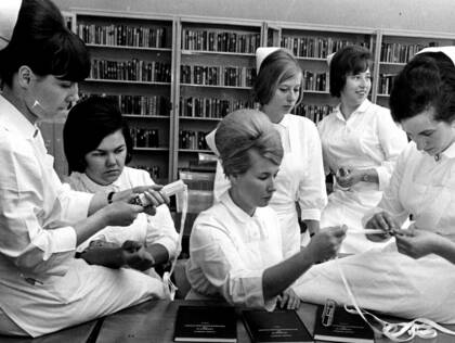 Vom Bindenwickeln und nächtlichen Waschen