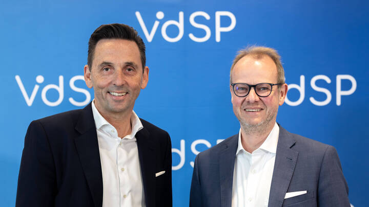 Andreas Fischer (li.) und Carsten Steinhoff (re.) sind die Vorsitzenden des neu gegründeten VdSP. Der Verband will mit digitaler Transformation eine bessere Versorgung und bessere Arbeitsbedingungen in der Pflege erzielen.