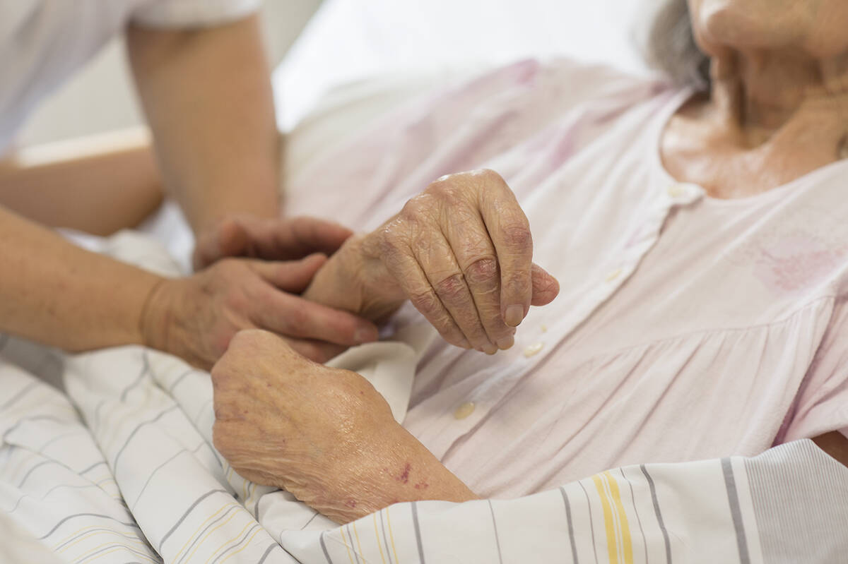 Fachverbände diskutieren über den drohenden Wegfall des spezialisierten Berufsabschlusses in der Altenpflege.