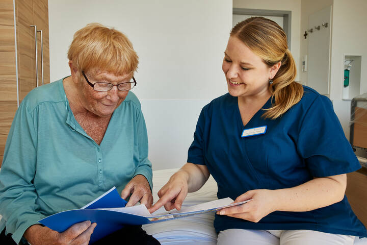 In der Pflege fehlen Fachkräfte. Ein Runder Tisch in Brandenburg hat Ideen gesammelt, um das zu ändern.