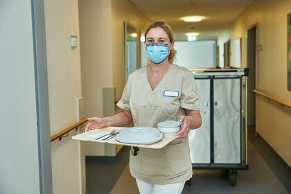 Das Kultusministerium Niedersachsen öffnet neue Wege in die Pflegeassistenz: Mit Kurzbildungsgang und Anerkennung beruflicher Kompetenzen sollen mehr Menschen für die Assistenzpflege gewonnen werden.