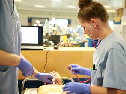 Um Mitarbeitende auf potenzielle Notfallsituationen vorzubereiten, hat das Uniklinikum Münster ein praxisorientiertes Schulungskonzept entwickelt. 