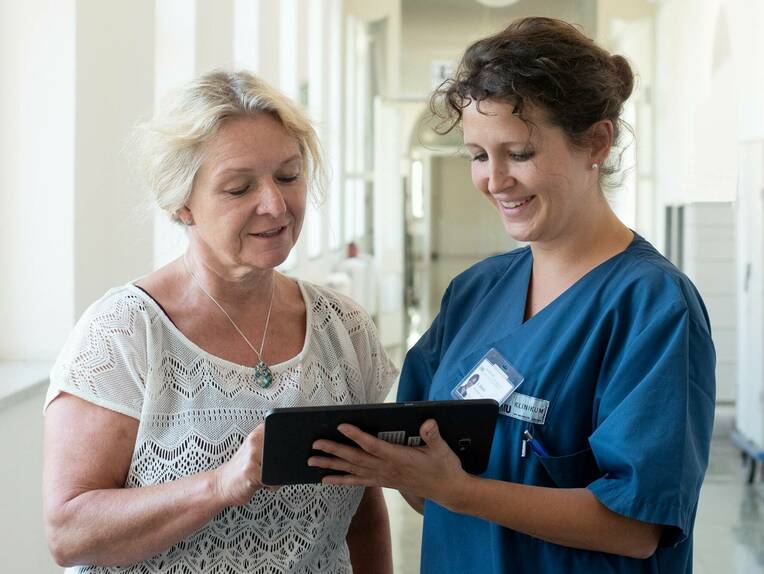 An der Frauenklinik der Universität München hat sich zur Unterstützung der Patienten eine pflegegeleitete Sprechstunde in der oralen Tumortherapie bewährt.