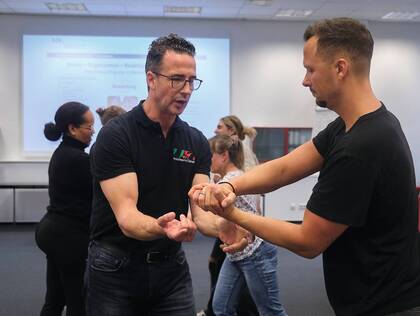 Gewalt gegen Pflegepersonal nimmt zu. Ein Praxisbericht zeigt, wie Deeskalationstrainings, Meldesysteme und klare Nulltoleranzstrategien Sicherheit im Krankenhaus verbessern.