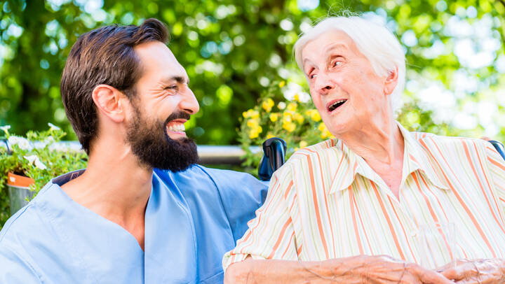 Huml wirbt für arzneimittelfreie Therapie bei Demenz