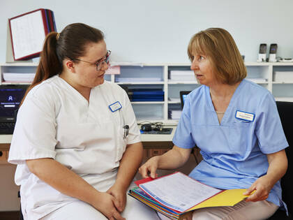 Damit es nicht zu Störungen im Miteinander kommt, ist ein aktives Managen der Mehr­generationenbelegschaften erforderlich. 