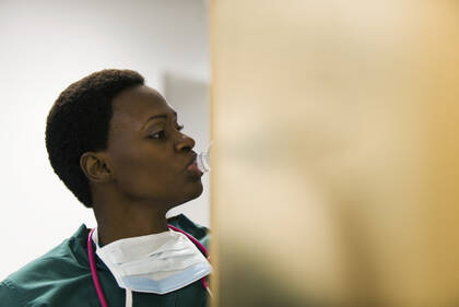 107907145 So gelingt Hitzeschutz im Pflegeberuf