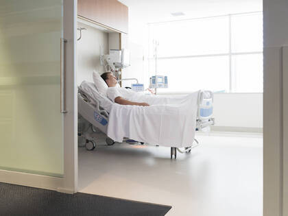 Einzelzimmer auf Intensivstationen senken nachweislich nosokomiale Infektionen und Erregerübertragungen. Eine Metaanalyse belegt klare Vorteile gegenüber Mehrbettzimmern. 