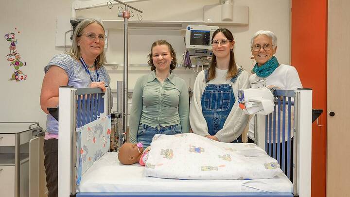 Pflegefachpersonen in der Kinderklinik des Uniklinikums Erlangen absolvieren eine neue Pflichtfortbildung zur pädiatrischen Versorgung. Ziel ist es, Unsicherheiten abzubauen und Praxiskompetenz zu stärken.
