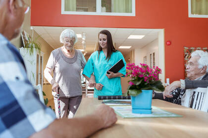 Arbeitsbedingungen in der Pflege verbessern: Erfahrungen aus dem GAP-Projekt