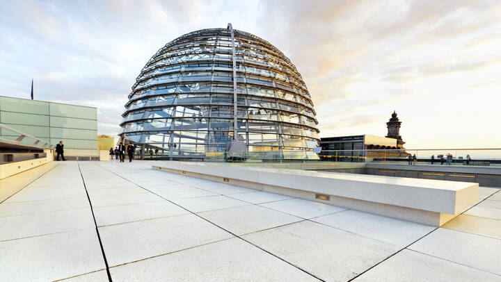 Pflege-Anhörung im Bundestag: Mehr Pflegepersonal, aber wie und woher?