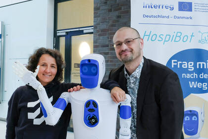 Am UKSH in Kiel wurde erstmals der humanoide Roboter HuGo getestet. Er soll Wege weisen, Fragen beantworten und langfristig Pflegepersonal von Routinetätigkeiten entlasten.