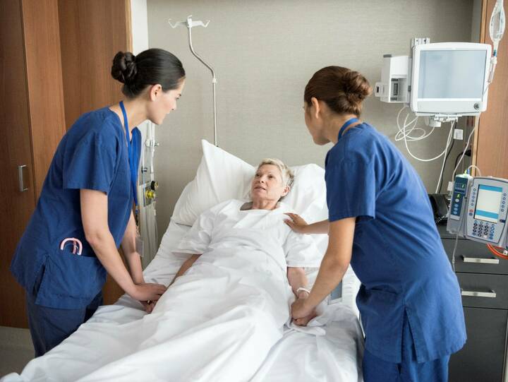 Die stellvertretende Fraktionschefin der Linken, Susanne Ferschl, hat eine Verkürzung der Arbeitszeit für Pflegende auf 6 Stunden gefordert. 