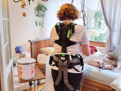 Wie erleben Pflegende im ambulanten Setting das Tragen eines Exoskeletts? Dazu ein Forschungsprojekt der Hochschule Bielefeld. 