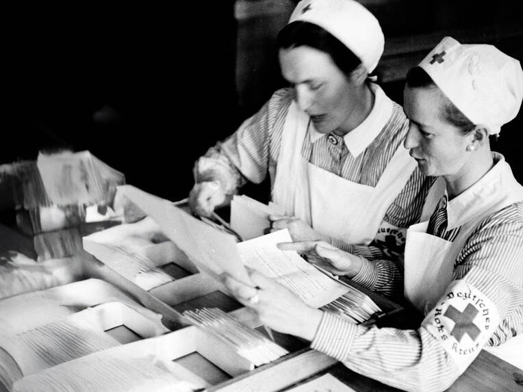 Pflegende waren im Nationalsozialismus an Patientenmorden beteiligt. Im Interview erklärt Pflegepädagoge Michael Bossle, wie die Aufarbeitung gelingt und wie junge Pflegefachpersonen für die historische Verantwortung sensibilisiert werden können.