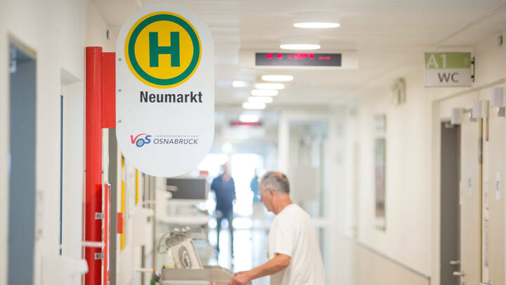 Bushaltestelle im Klinikum soll Demenzkranken helfen