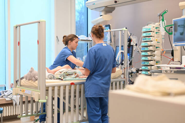 In Ostwestfalen-Lippe haben sich mehrere Kliniken zusammengeschlossen, um Pflegefachkräfte für Kinderintensivstationen weiterzubilden. 