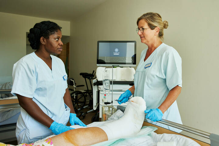 Um die Integration internationaler Pflegekräfte zu verbessern, setzt das Land künftig auf eine Fachsprachenprüfung.