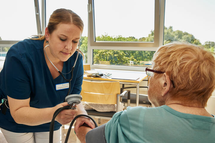 Das Projekt der Pflegebevollmächtigten unterstützt Einrichtungen, im laufenden Betrieb bessere Arbeitsbedingungen zu schaffen. Ein Blick auf bislang Erreichtes, Coaching- und Fördermöglichkeiten.
