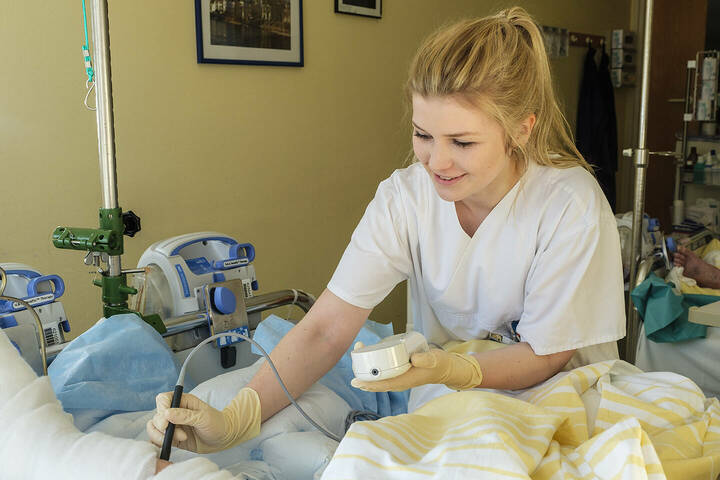 Es braucht einen allgemeinen Tarifvertrag in der Pflege - darin waren sich die Sachverständigen einig auf der Anhörung zum  entsprechenden Gesetzentwurf.
