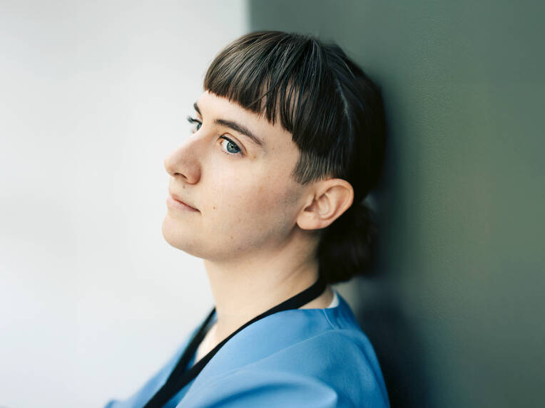 Moral Distress und Moral Injury in der Pflege: Warum ethische Konflikte seelische Folgen haben können – und wie sich vorbeugen lässt.