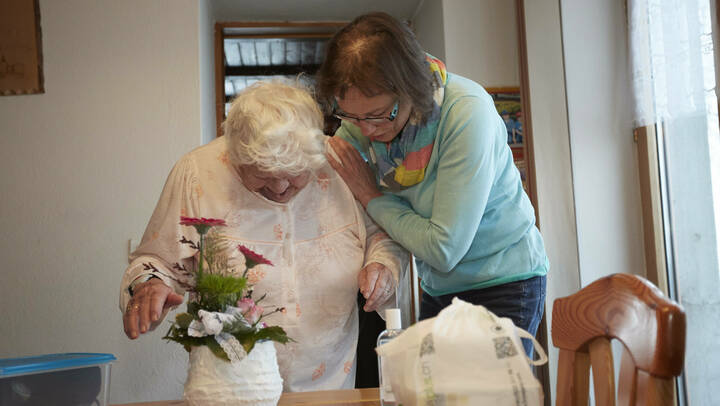 Pflegende Angehörige arbeiten weniger